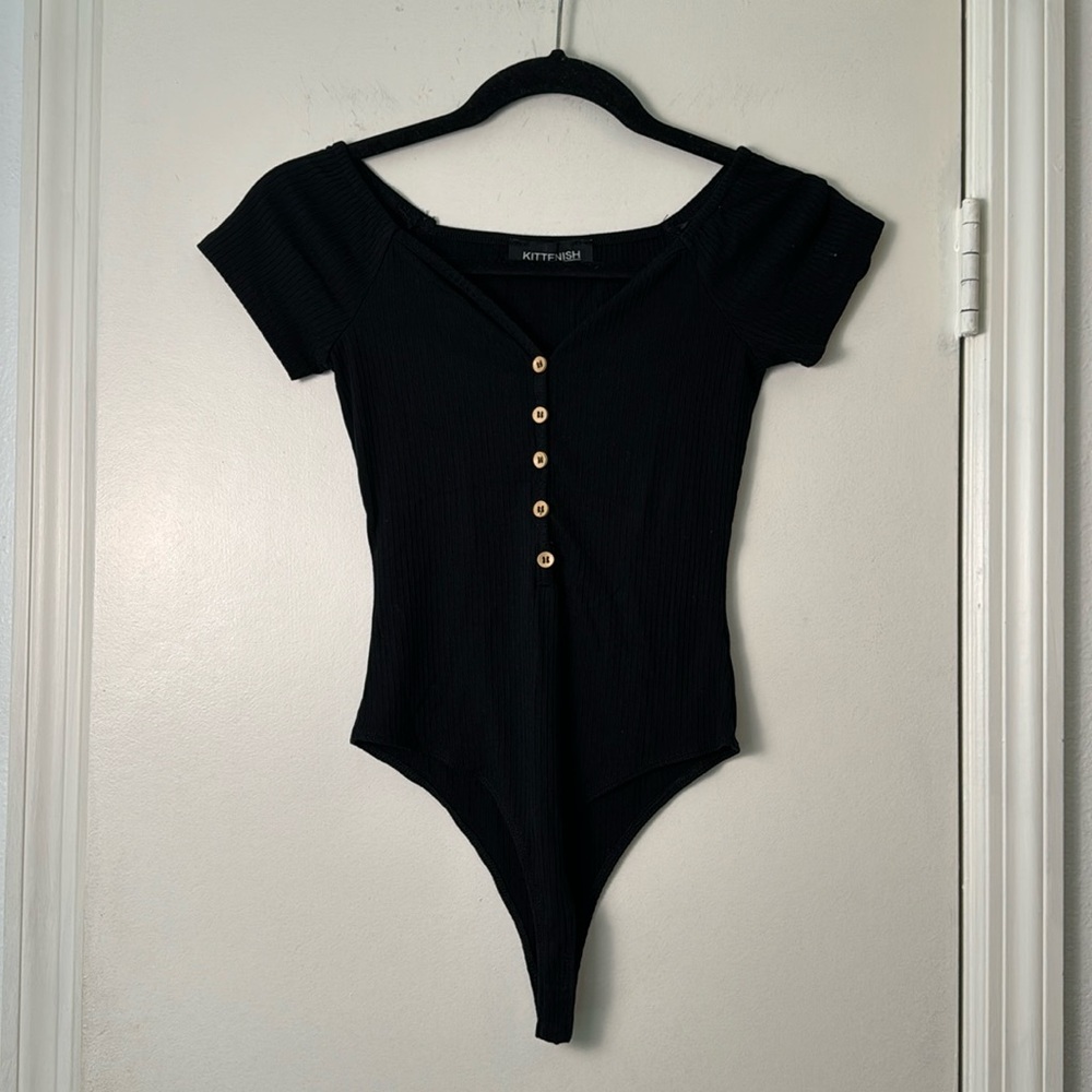 Kittenish Black Ribbed Stretchy Casual Short Sleeve Bodysuit Size Small